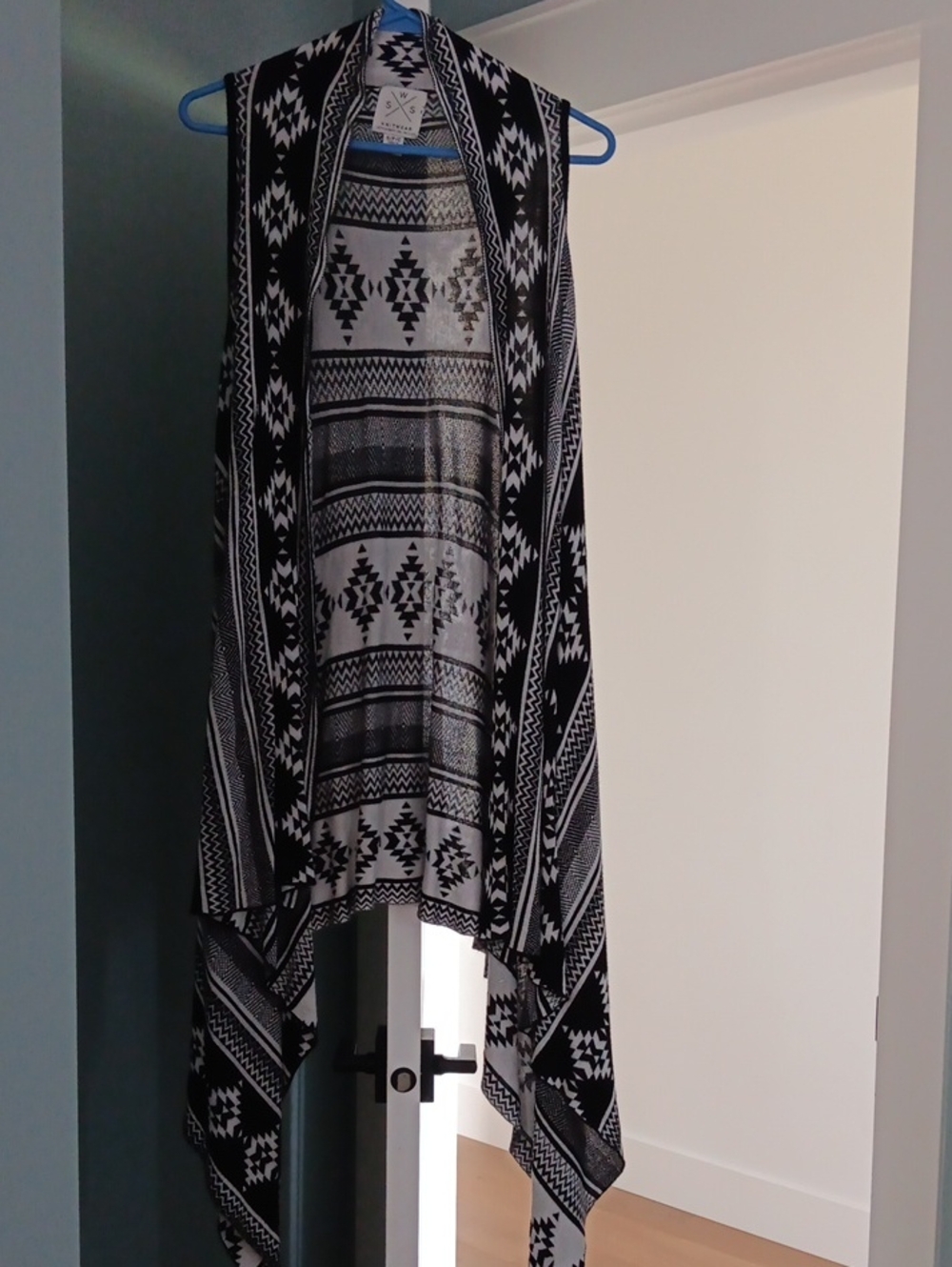 Women's Black and White Aztec Print Sleeveless Cardigan Vest